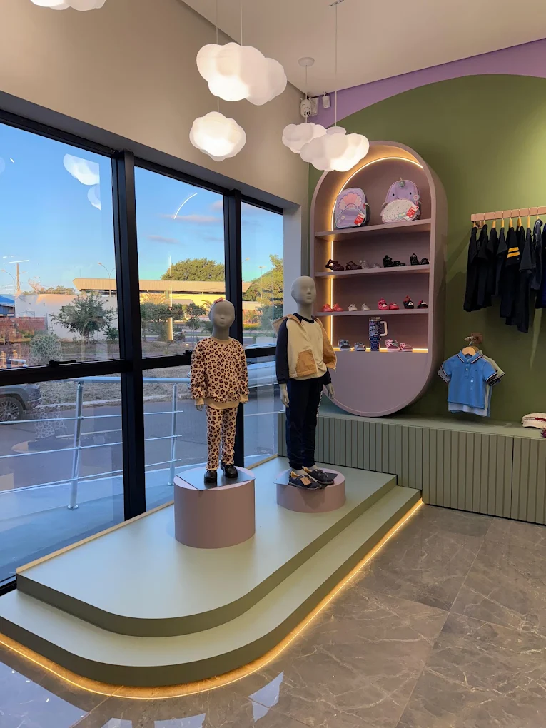 Vitrine da loja Mon Mine! com looks infantis e luminárias de nuvem